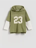 Bluzy dla chłopców - Reserved - Bawełniany longsleeve z kapturem - oliwkowy - miniaturka - grafika 1