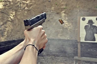 Voucher na strzelnicę - Pakiet "Poznaj strzelanie" - Serock - Czasopisma - miniaturka - grafika 1