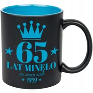 Kubki - KUBEK CZARNY WNĘTRZE NIEBIESKIE IDEALNY PREZENT NA 65 URODZINY ROCZKNIK WZ - miniaturka - grafika 1