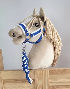 Zestaw do Hobby Horse: kantar A3 z białym futerkiem + uwiąz ze sznurka - biało-niebieski - Maskotki i pluszaki Zestaw do Hobby Horse: kantar A3 z białym futerkiem + uwiąz ze sznurka - biało-niebieski - Maskotki i pluszaki - miniaturka - grafika 1