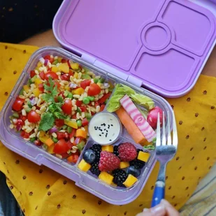 Średnia śniadaniówka / lunchbox Yumbox Panino - power pink/rainbow tray - Lunch boxy - miniaturka - grafika 7