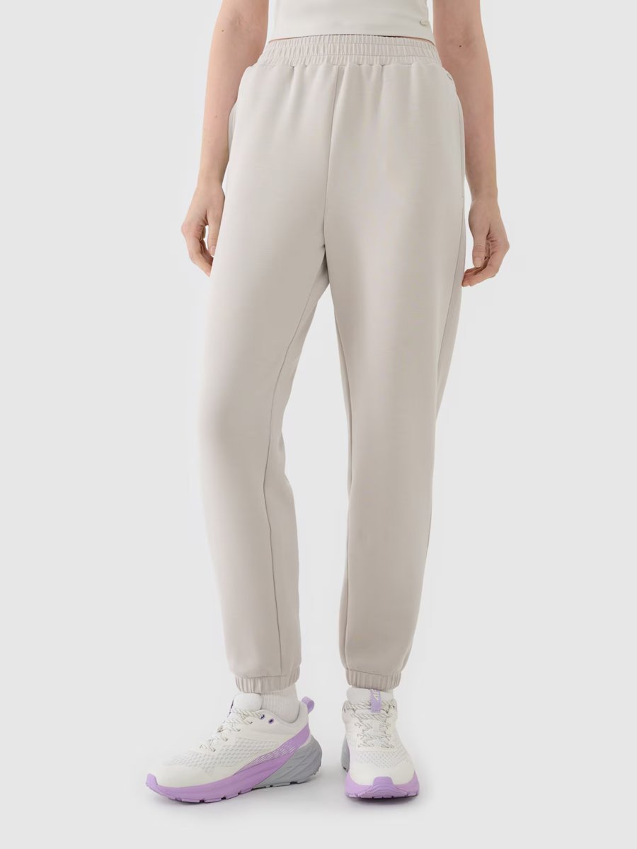 4F Spodnie damskie dresowe joggery z modalem 4FWSS25TTROF1010-83S Brązowy Roz. M