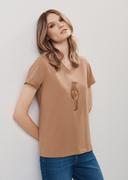 Koszulki i topy damskie - T-shirt damski w kolorze camel z aplikacją wilgi - miniaturka - grafika 1