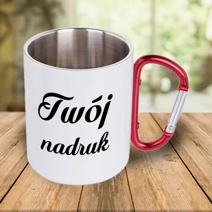 Biały, metalowy kubek z czerwonym karabińczykiem z Twoim nadrukiem - Kubki - miniaturka - grafika 1