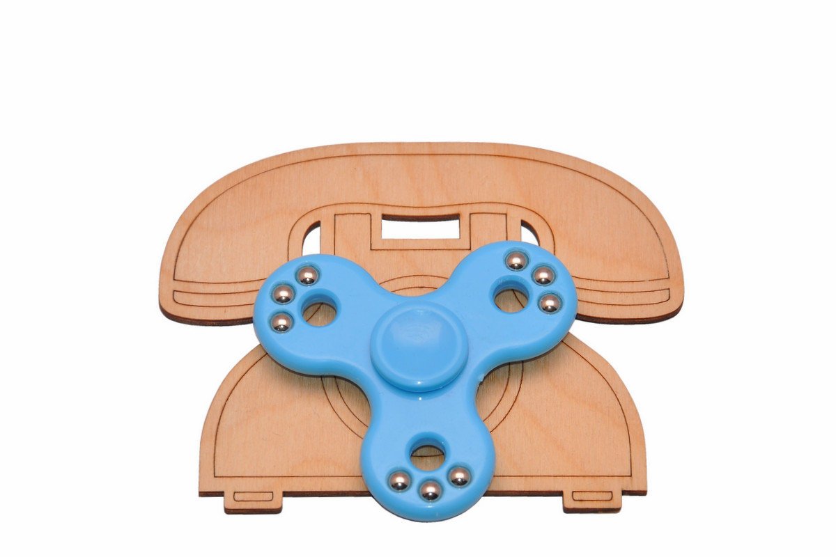 Dekor telefon Montessori z niebieskim spinnerem.