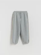 Spodnie i spodenki dla chłopców - Reserved - Ocieplane spodnie dresowe - jasnoszary - miniaturka - grafika 1