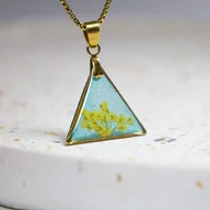 Naszyjniki - Naszyjnik lazurowy trójkąt z Kwiatami Dzikiej Marchwi - miniaturka - grafika 1
