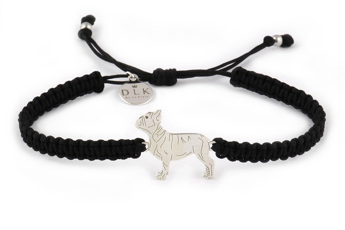 Bransoletka z psem buldogiem francuskim srebrnym na czarnej makramie