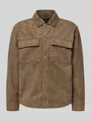 Kurtki męskie - Kurtka o kroju regular fit z imitacji skóry welurowej z kieszeniami z patką na piersi model ‘RAVI’ - miniaturka - grafika 1