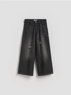 Spodnie i spodenki dla dziewczynek - Reserved - Jeansy super wide leg z breloczkiem - czarny - miniaturka - grafika 1