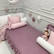 Koce i narzuty dla dzieci - AKSAMITNA PIKOWANA NARZUTA Z FALBANKĄ 110x180cm VELVET JAGODOWA - miniaturka - grafika 1