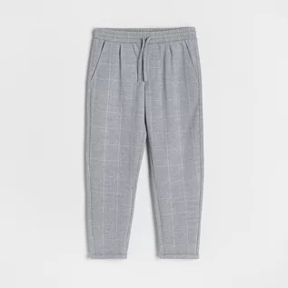 Spodnie i spodenki dla chłopców - Reserved - Dzianinowe spodnie w kratę - Jasny szary - grafika 1