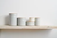 Pojemniki kuchenne - RIESS - Pojemnik kuchenny z drewnianą pokrywą 1,3l Light Grey - miniaturka - grafika 1