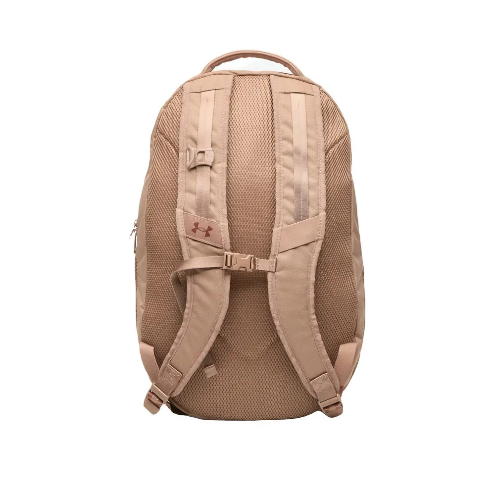Plecak Under Armour hustle 6.0 pro kolor Deep Almond materiał odporny na wilgoć
