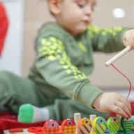 Klocki - Leziter Drewniana zabawka edukacyjna Toyuma do nauki cyfr i alfabetu - miniaturka - grafika 1