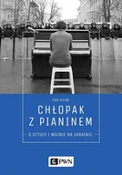 Felietony i reportaże - CHŁOPAK Z PIANINEM O SZTUCE I WOJNIE NA UKRAINIE EWA SUŁEK - miniaturka - grafika 1