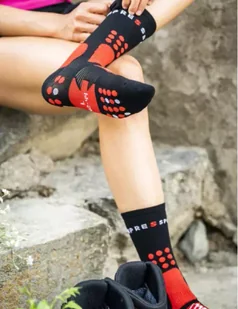 COMPRESSPORT Skarpetki trekkingowe HIKING SOCKS black/red/white - Skarpetki sportowe męskie - miniaturka - grafika 5