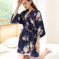 Szlafroki damskie - Krótki satynowy szlafrok w kwiaty - Granatowy - miniaturka - grafika 1