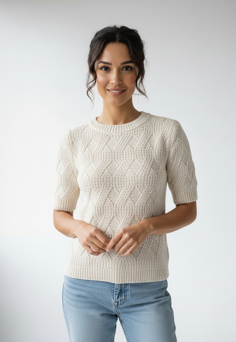 Damski sweter warkoczowy z krótkim rękawem i okrągłym dekoltem regular fit beżowy - M1261, beżowy, M