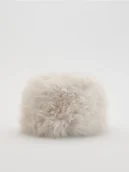 Czapki damskie - Reserved - Czapka ze sztucznego futerka - biały - miniaturka - grafika 1