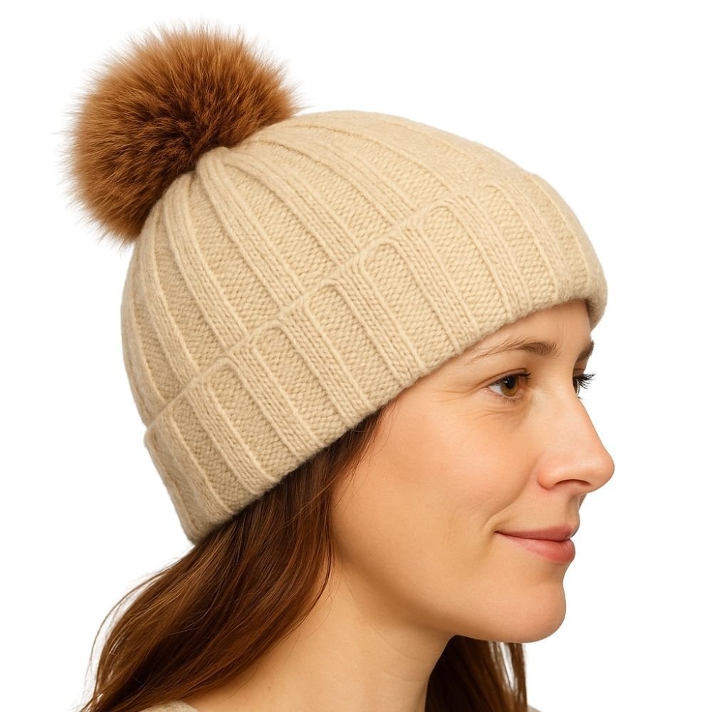 Czapka damska zimowa z pomponem polska produkcja beżowa ocieplana polarem