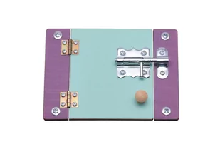 Kolorowe drzwi z zasuwką do tablicy sensorycznej - Zabawki interaktywne dla dzieci - miniaturka - grafika 1