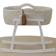 Domki dla lalek - Kołyska dla lalki- Kosz Mojżesza (KREMOWO-ZŁOTY) z materacem, zestawem pościeli, frędzlami + drewniana podstawa biała - miniaturka - grafika 1