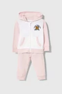 Komplety dla niemowląt - Guess dres bawełniany niemowlęcy kolor różowy - miniaturka - grafika 1