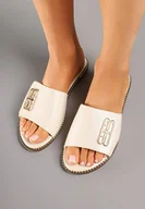 Klapki i japonki damskie - Beżowe Eleganckie Klapki z Metaliczną Aplikacją i Skórzaną Wkładką Faladrea - miniaturka - grafika 1