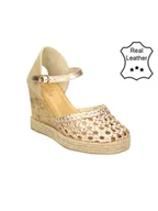 Czółenka - Bullboxer Skórzane czółenka w kolorze beżowym na koturnie - miniaturka - grafika 1