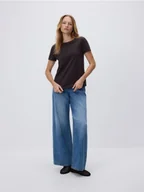 Koszulki i topy damskie - Reserved - T-shirt z drobnym haftem - ciemnobrązowy - miniaturka - grafika 1