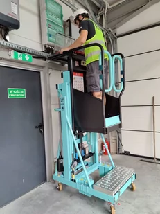 Podnośnik osobowy (udźwig: 140 kg, wymiary platformy: 48x69 cm, maks. wysokość robocza: 482 cm) 00081565 - Wózki magazynowe - miniaturka - grafika 9