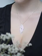 Naszyjniki - Skrzydłokwiat duży biały - zawieszka srebrna - miniaturka - grafika 1