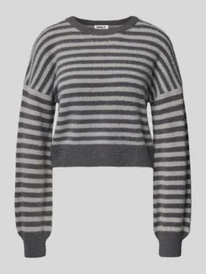 Sweter z dzianiny o kroju relaxed fit ze wzorem na całej powierzchni model ‘PIUMO’ - Swetry damskie - miniaturka - grafika 1