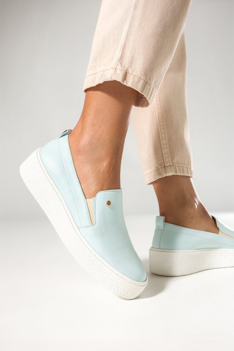 Błękitne półbuty skórzane damskie slip on na platformie PRODUKT POLSKI Casu 2814-161-37