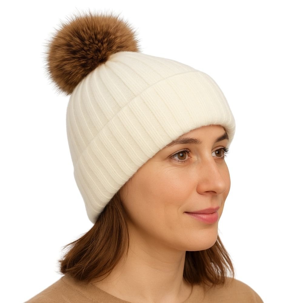 Czapka damska zimowa z pomponem polska produkcja biała