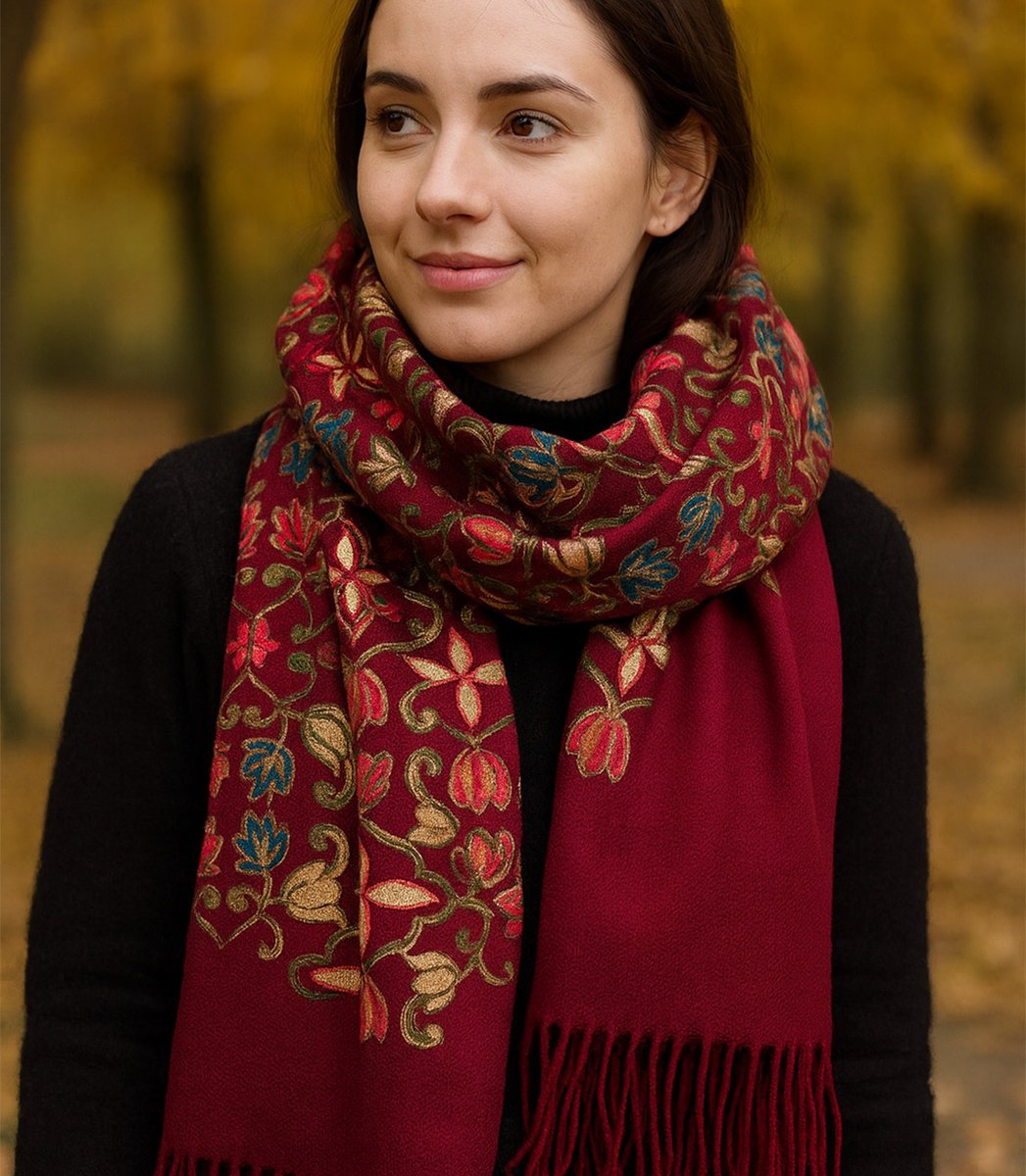 Szal damski z haftowanym wzorem i frędzlami