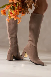 Ciemnobeżowe kozaki damskie na szerokim słupku ze złotą wstawką guma w cholewce Carla 6240 - Kozaki damskie - miniaturka - grafika 1
