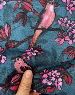 KOMIN (szeroki i b. ciepły) autorski print w SŁOWIKI i różowe kwiaty na turkusowym tle (bawełna) - Apaszki i szaliki damskie KOMIN (szeroki i b. ciepły) autorski print w SŁOWIKI i różowe kwiaty na turkusowym tle (bawełna) - Apaszki i szaliki damskie - miniaturka - grafika 1