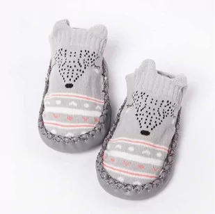 Miękkie buciki do żłobka, przedszkola kapcie dziecięce z podeszwą antypoślizgową skarpetki, buty niechodki Szare 14cm     12-18mcy    EU 20/21 - Kapcie damskie - miniaturka - grafika 1