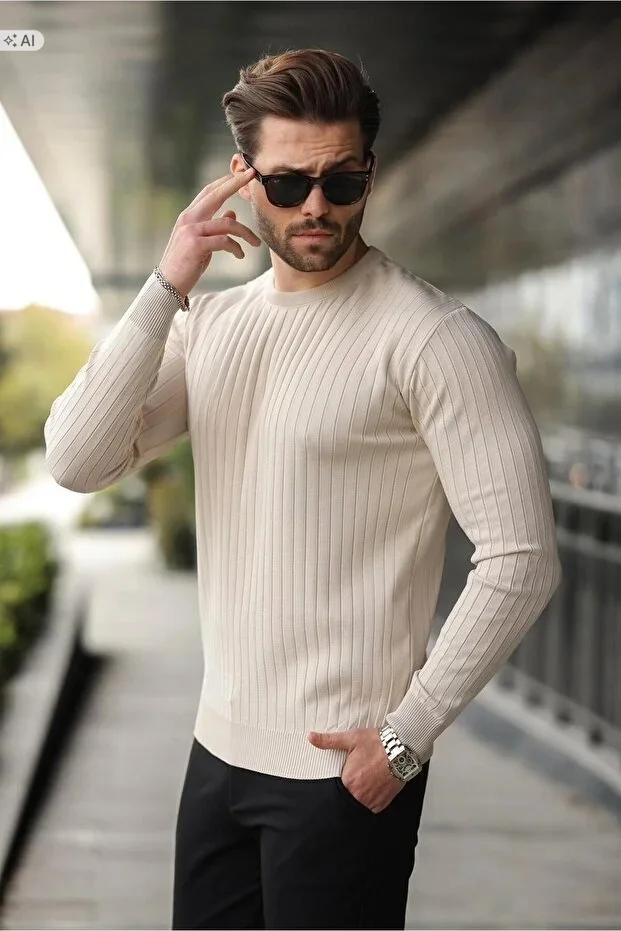 MĘSKI SWETER PRĄŻKOWANY BEŻOWY O ELEGANCKIM KROJU M 5IA