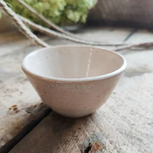 POTPOTSTUDIO Ceramiczna miseczka POTPOTSTUDIO Latte 150 ml 9358-uniw - Kubki - miniaturka - grafika 1