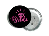 Gadżety dla niej i dla niego - Przypinka czarna z różowym napisem Bride i diamentem - miniaturka - grafika 1