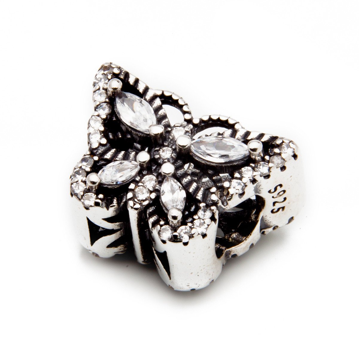 Srebrny wisiorek charms lśniący motyl cyrkonia