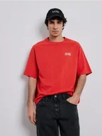 Koszulki męskie - Reserved - T-shirt relaxed z nadrukiem - intenstywna czerwień - miniaturka - grafika 1