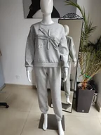 Dresy damskie - Masełkowy dres z kwiatkiem - szary One size - miniaturka - grafika 1