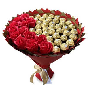 Prezent na 40 urodziny. Słodki czerwony i złoty bukiet ze słodyczy Ferrero Rocher 40 szt i mydlanych róż - Zestawy upominkowe - miniaturka - grafika 1