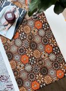 Obrusy i serwetki - Plamoodporny bawełniany bieżnik z wzorem Ornamient brązowego koloru - miniaturka - grafika 1