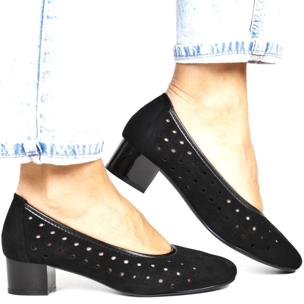 DAMSKIE CZÓŁENKA NA NISKIM OBCASIE AŻUROWE POTOCKI 12303 CZARNE ZAMSZOWE