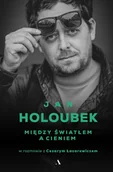 Biografie i autobiografie - Między światłem a cieniem - Cezary Łazarewicz, Jan Holoubek - książka - miniaturka - grafika 1